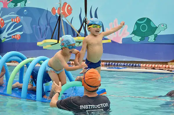 Clases de natación niños