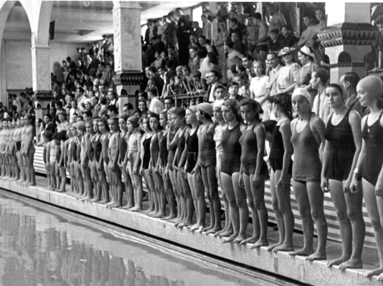 Mujeres de inicios del siglo XX compitiendo en natación