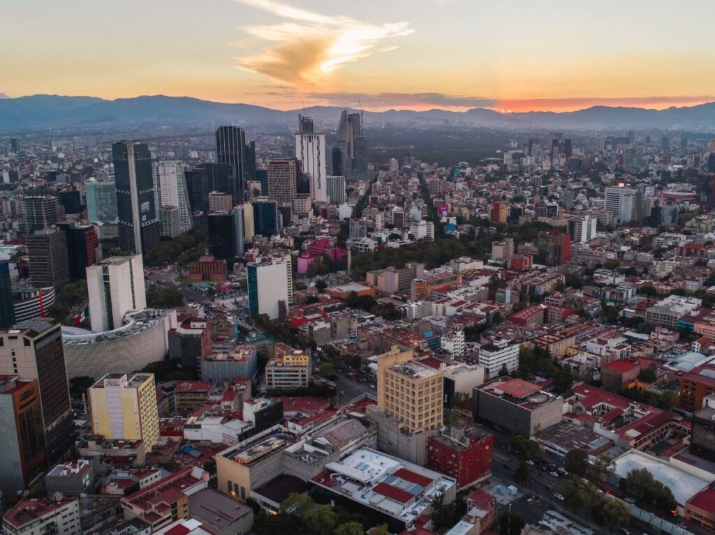 asfalto y edificios que aumentan el calor en ciudad de méxico