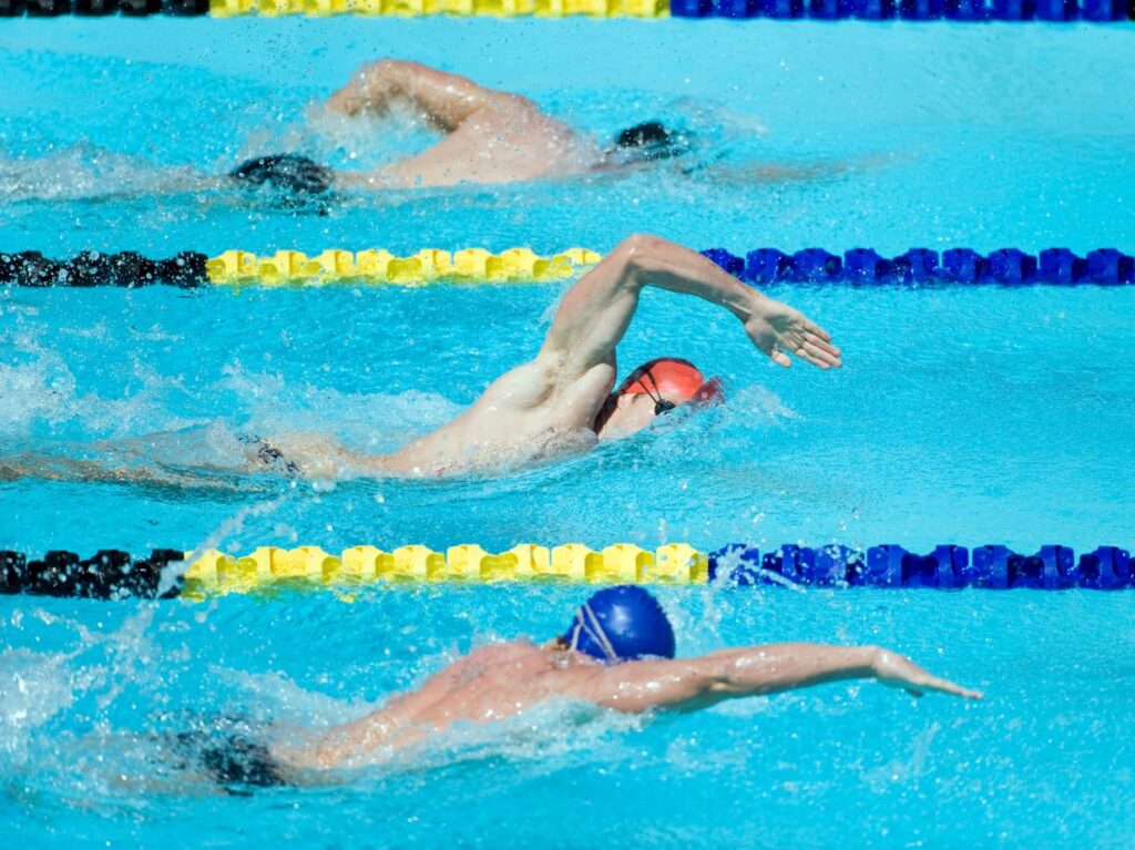 Nadadores practicando natación en los juegos olímpicos al estilo crol